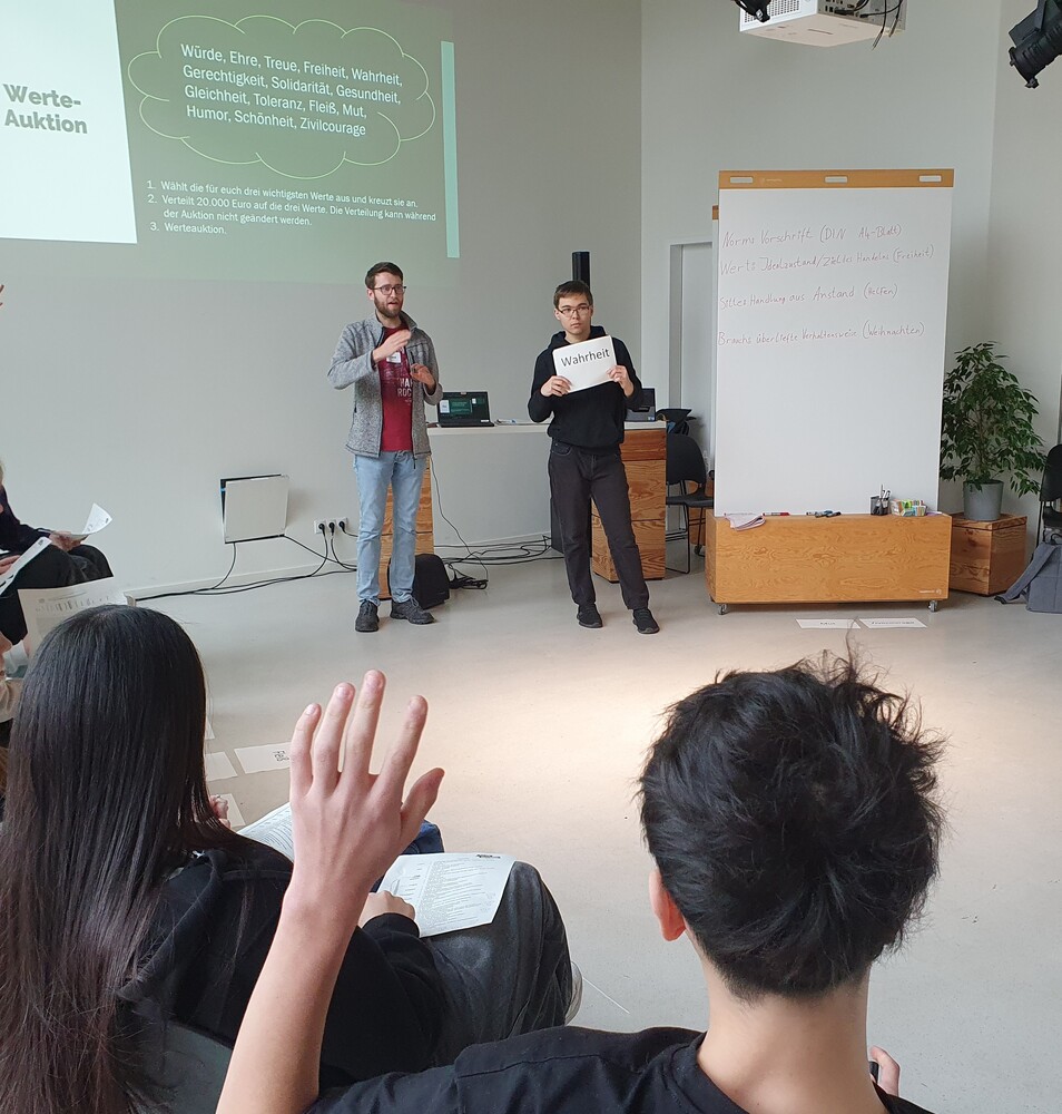 Common Purpose Deutschland gGmbH, Mann und Jugendlicher bei einem Referat