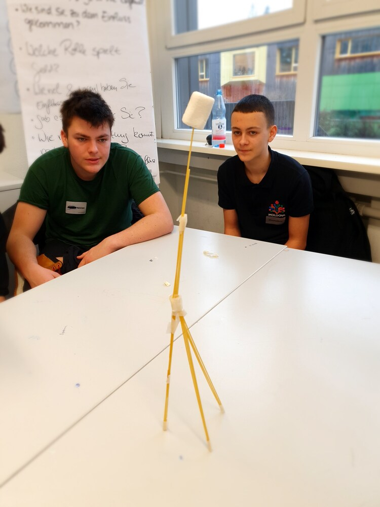 Common Purpose Deutschland gGmbH, zwei Jugendliche bei einem Experiment