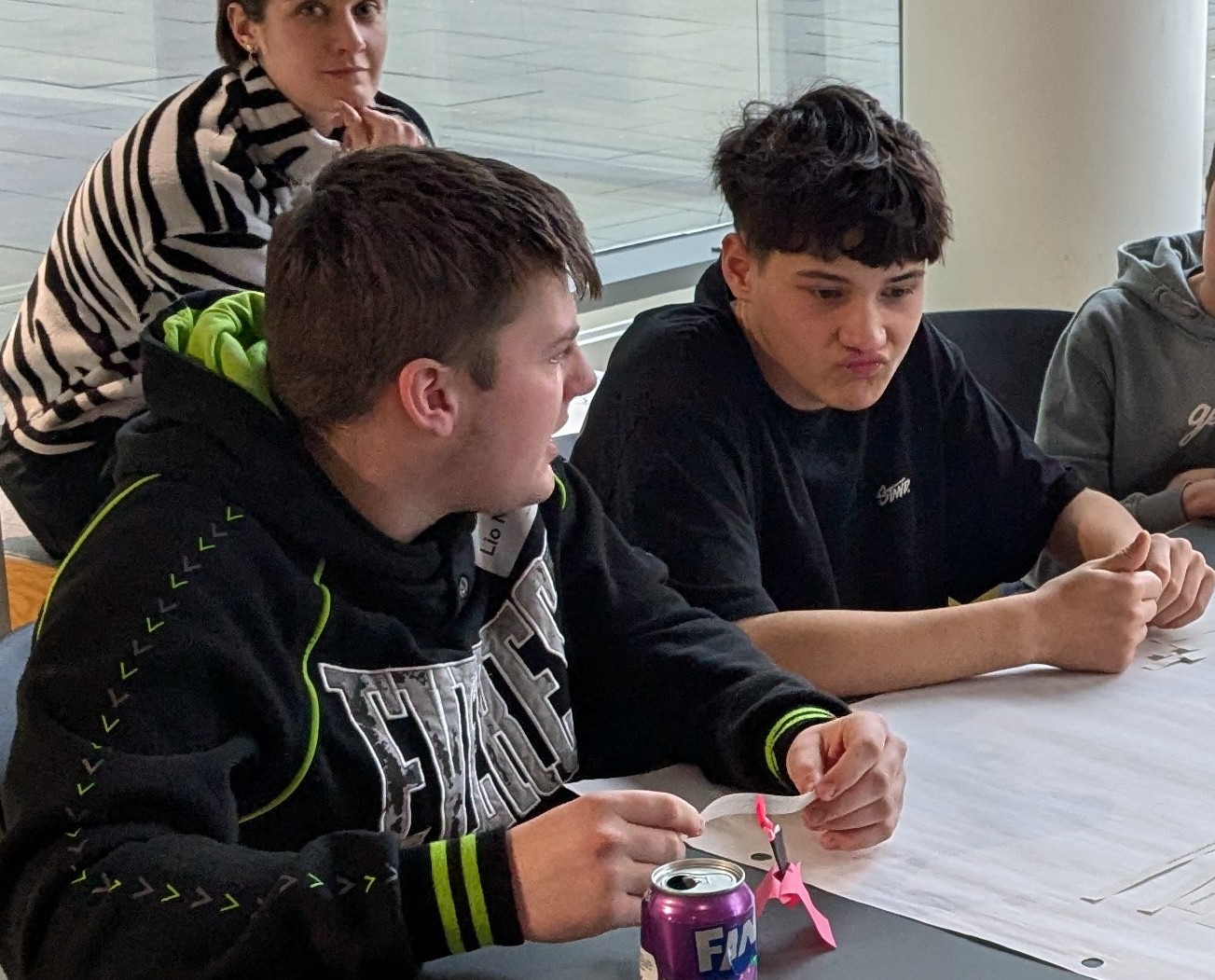 Common Purpose Deutschland gGmbH, zwei Jugendliche an einem Tisch