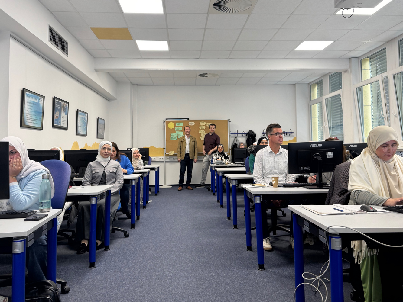 EIRENE Internationaler Christlicher Friedensdienst e. V., Gruppe in Informatikraum