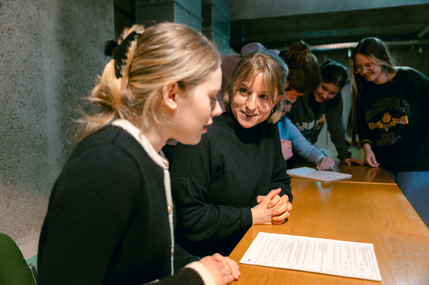 Joblinge e. V., Frau mittleren Alters spricht mit einer Jugendlichen