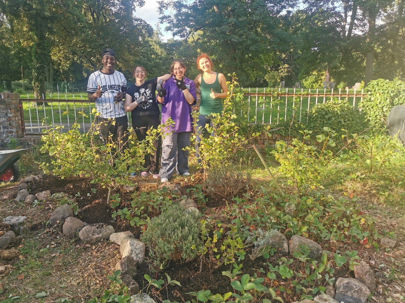 LAIAL e. V., Gruppe Jugendlicher im Garten