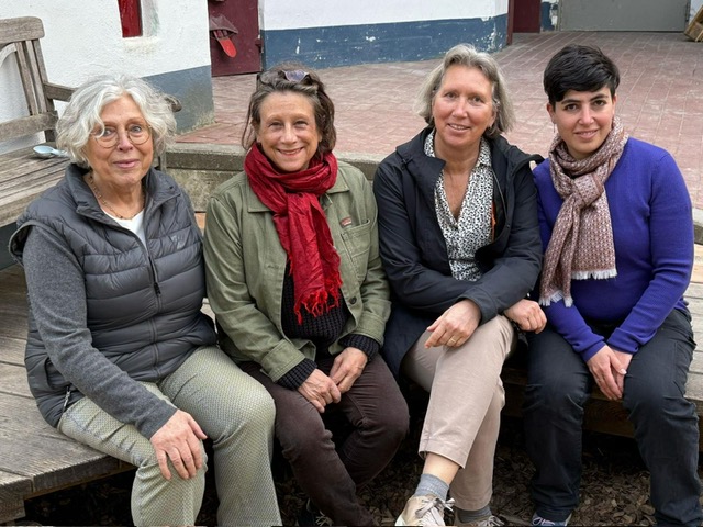 Parents Circle Friends Deutschland e. V., Frauengruppe auf einer Bank in der Stadt sitzend