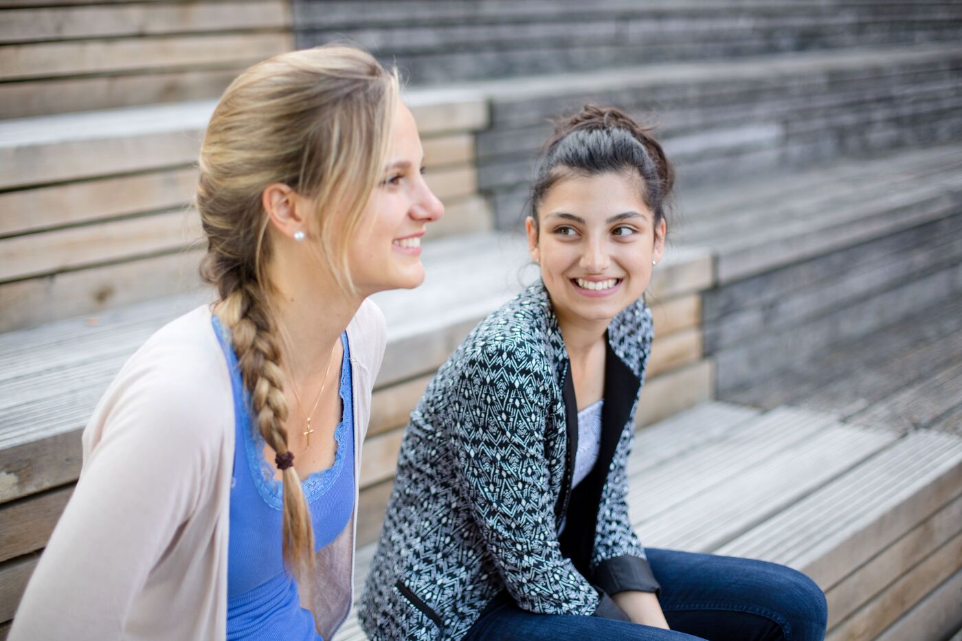 Rock your life gGmbH, zwei Frauen nebeneinander, fröhliche Stimmung