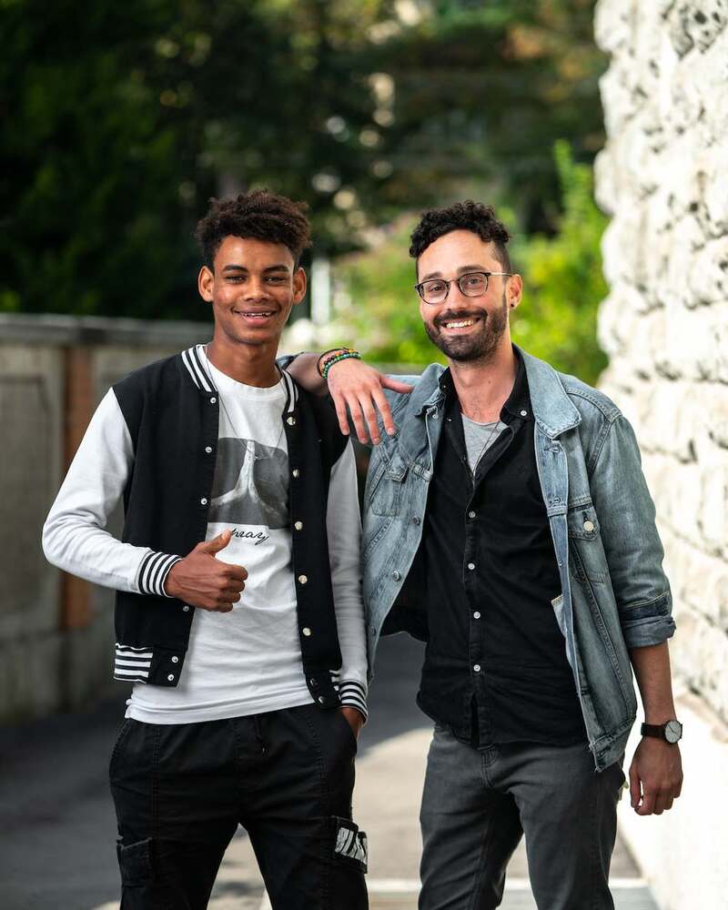 Rock your life gGmbH, Mann und Jugendlicher nebeneinander, zeigen Daumen nach oben