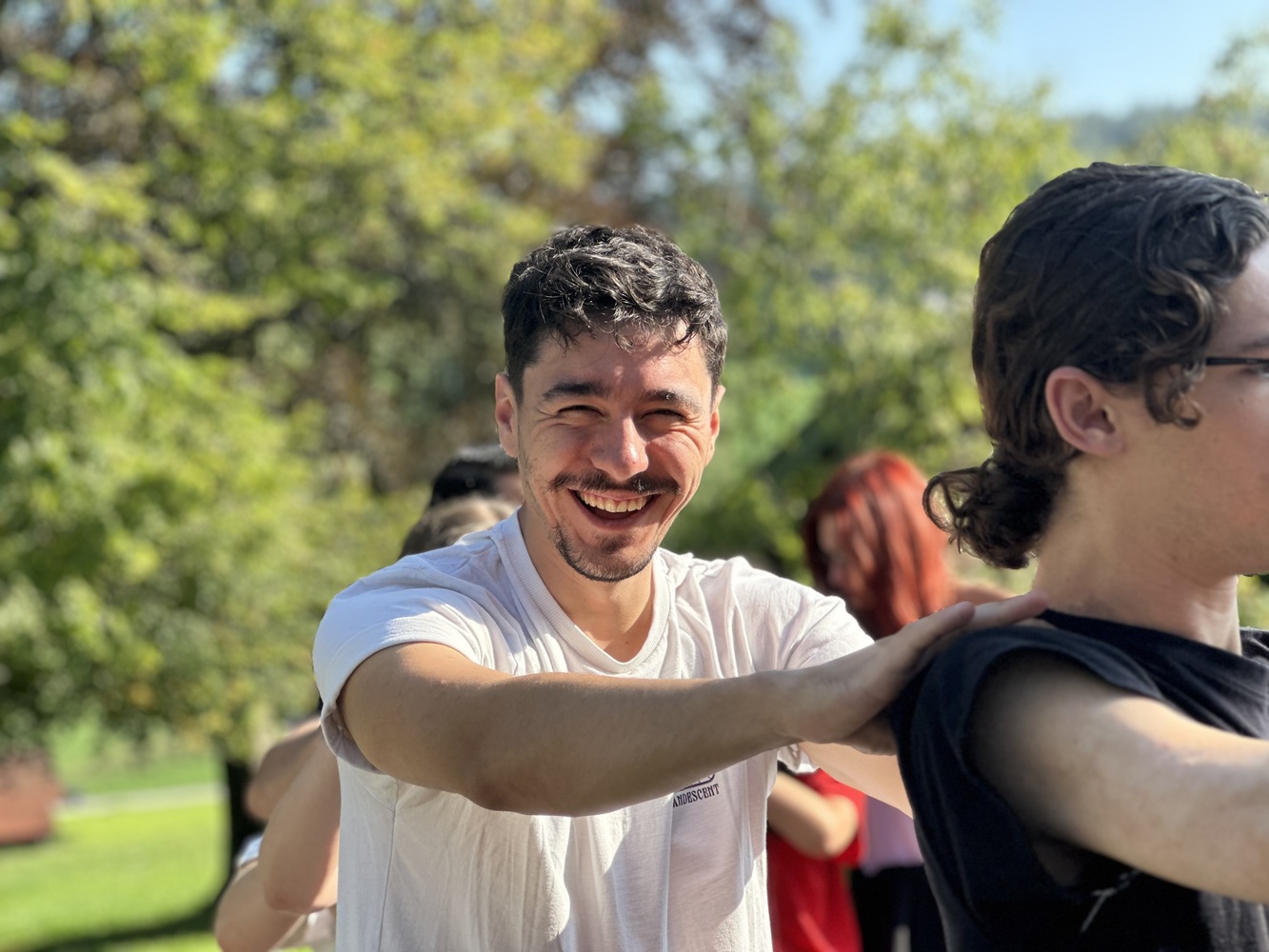 Stiftung Wings of Hope Deutschland, Menschengruppe bei Polonaise, fröhliche Stimmung