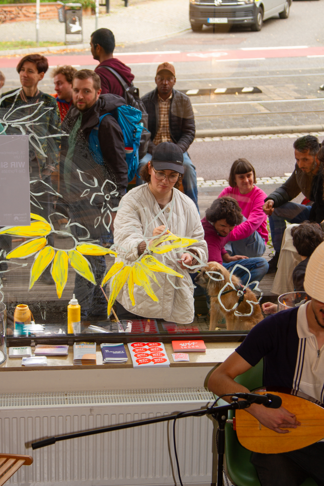 TEKİEZ, Frau bemalt die Fenster vom Geschäft