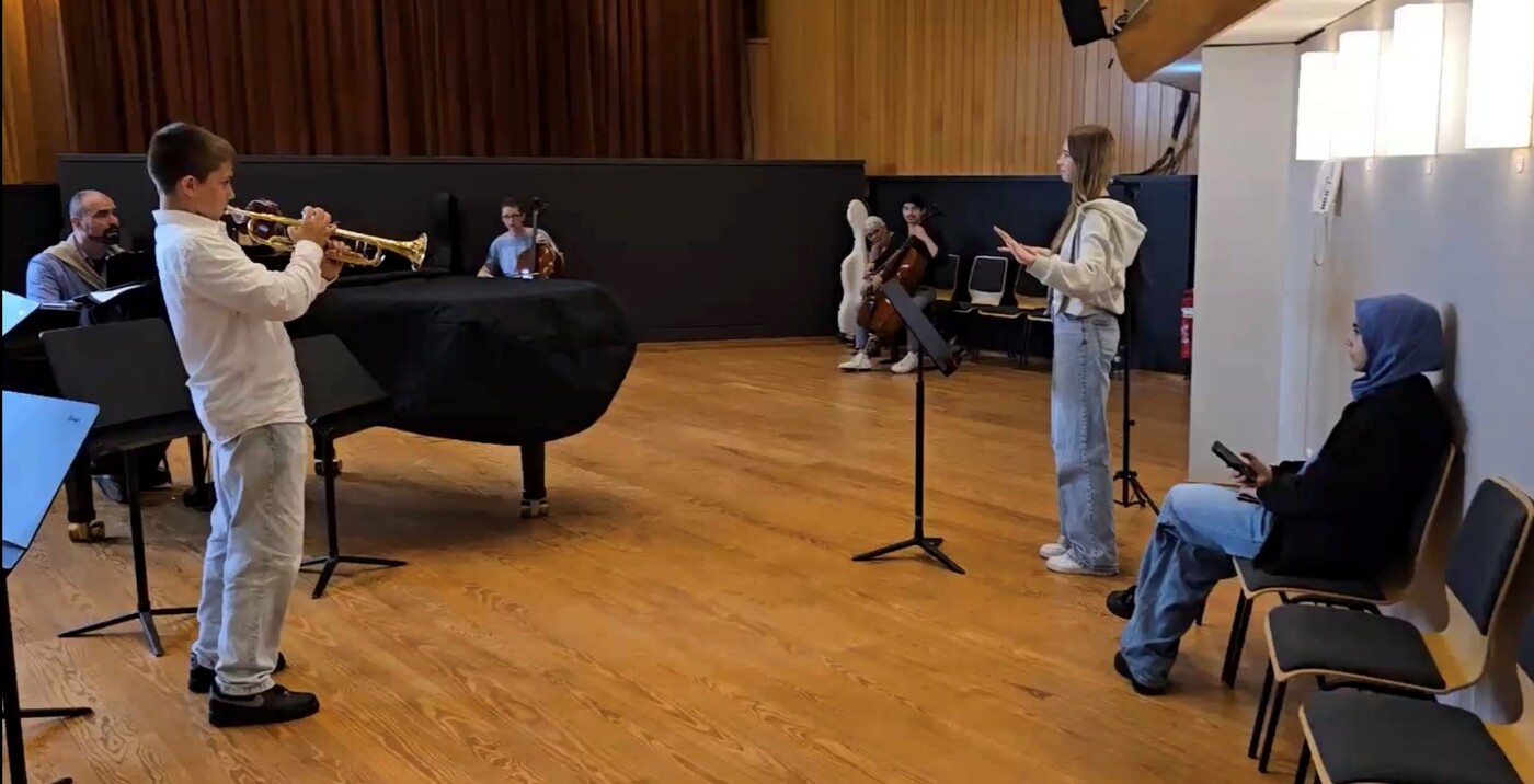 Verein Angerscheune, Junke spielt Trompete, begleitet von einem Klavier