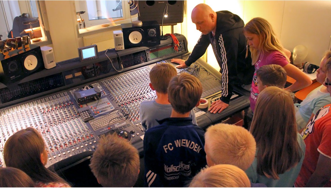 Verein Angerscheune, Kinder lernen das Mischpult kennen